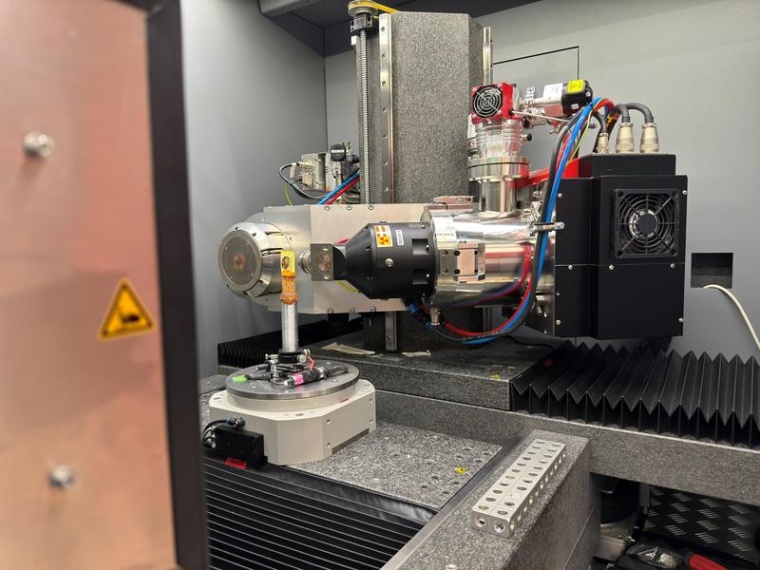 Mit einem speziellen Röntgengerät werden Gewebeproben zuerst dreidimensional...