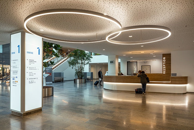 Vier Seiten für die Wegweisung - die vorhandenen Betonsäulen im Foyer wurden...