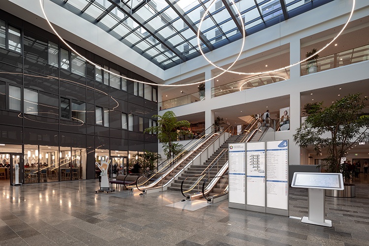 Beleuchtete Stelen aus dem System quintessenz als Übersichten im Innenbereich....