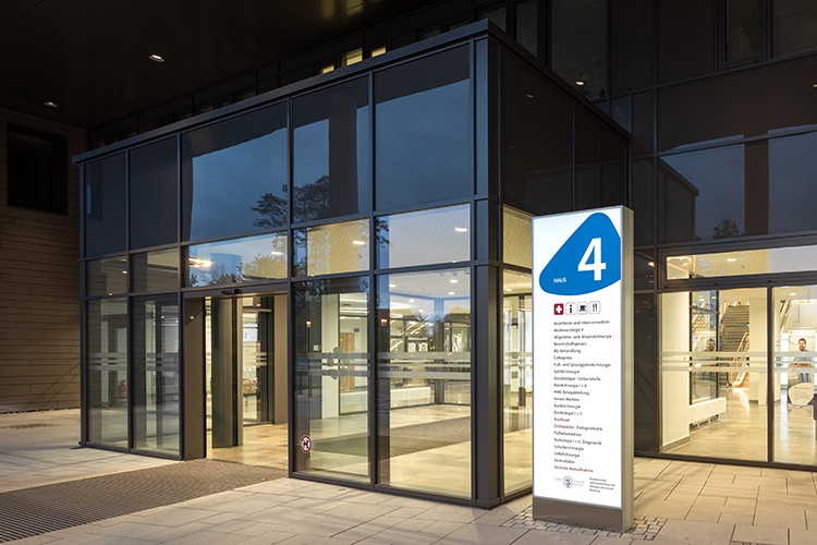 Beleuchtete Außenstelen aus dem Schildersystem quintessenz zur...