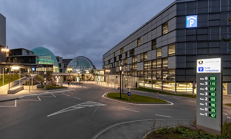 Das digitale Parkleitsystem zeigt auf einer Außenstele aus dem Schildersystem...