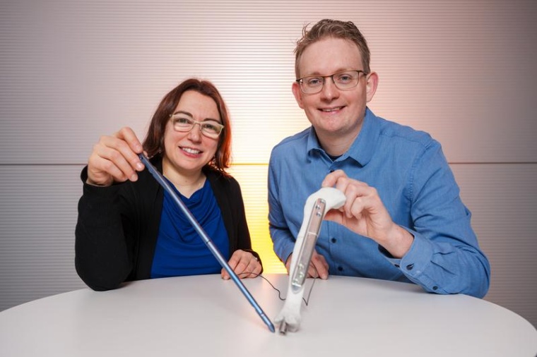 Die Technologie, die für Implantatplatten (Prototyp r.) entwickelt wurde, soll...