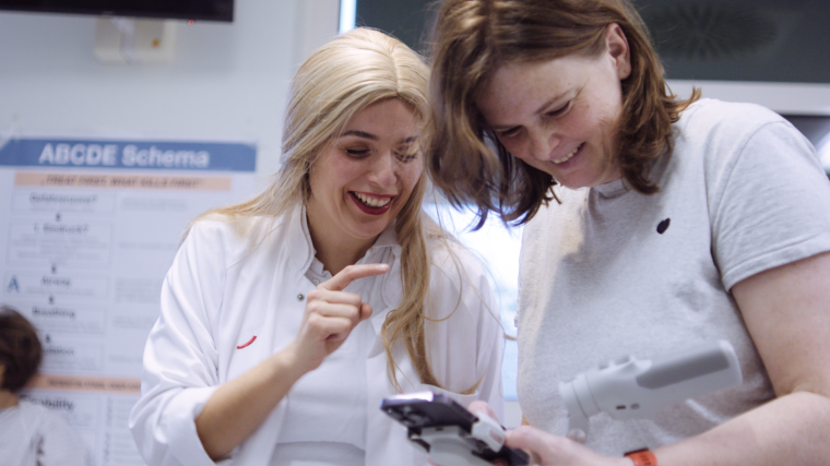 Dr. Elena Dorn (l.) als „Hygiene-Heidi“ und Michaela Waldbauer (r.) freuen...
