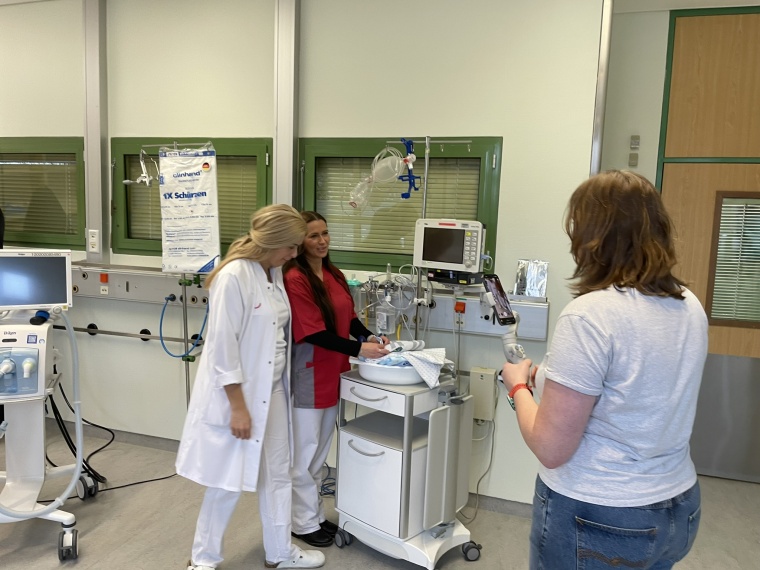 Beim Dreh: „Hygiene-Heidi” begleitet auf Station Foto: Philip Jürgensen