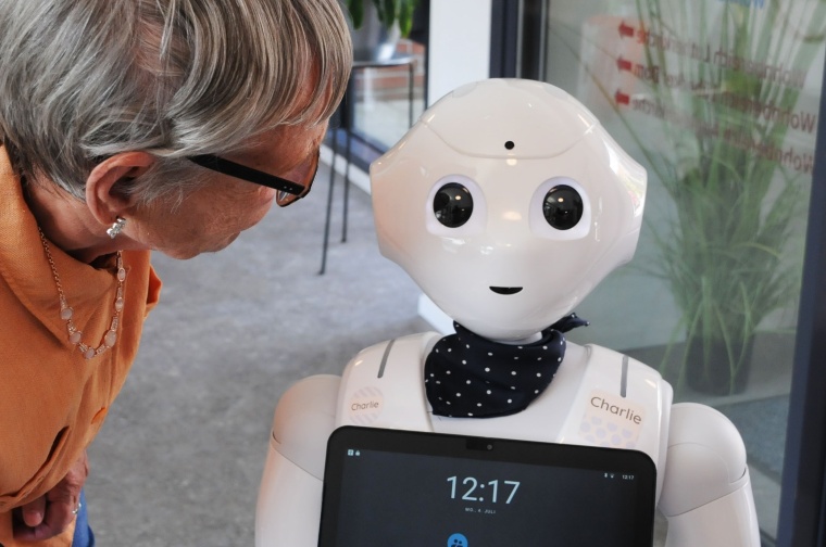 Roboter Charlie im Einsatz im Lübecker Pflegezentrum Travetal Foto: Diakonie...