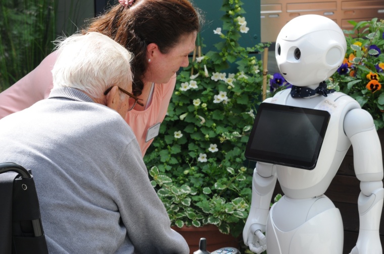 Roboter Charlie im Einsatz im Lübecker Pflegezentrum Travetal Foto: Diakonie...