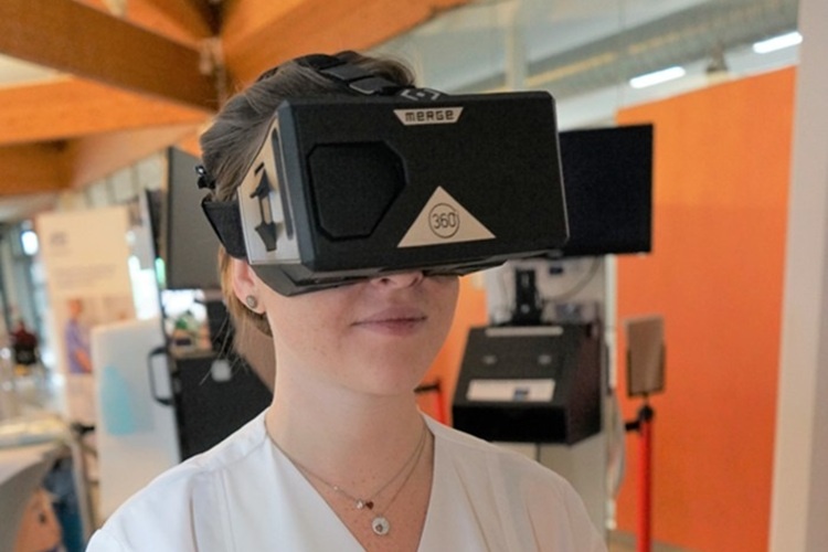 Mit dem Tork VR Händehygiene Training können Pflegekräfte und medizinisches...