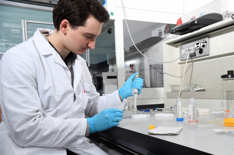 Empa-Forschende gemeinsam mit Ärzt*innen an einem Modell der menschlichen...