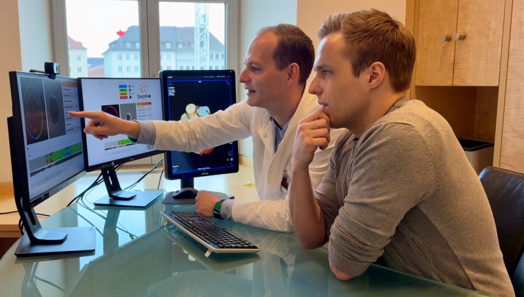 Philipp Nicol und Valentin Koch arbeiten mit DeepNeo. Foto: T. Vitadello