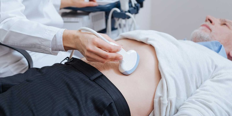 Noch ist das Zukunftsmusik: Ein Arzt reinigt den Harnwegstent eines Patienten...