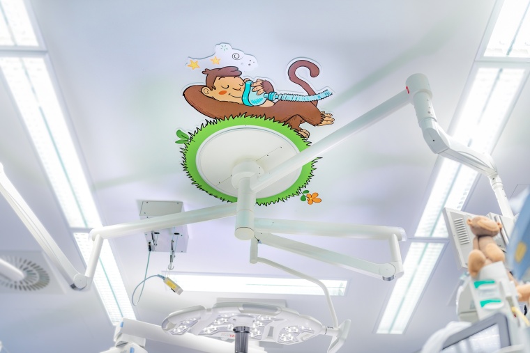 Bilder vom Comic-Äffchen Manchu begleiten Kinder am UKJ von der Station bis...