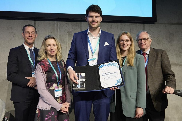 Prof. Mark Berneburg, Prof. Julia Welzel, Dr. med. Finn Abeck (Preisträger...