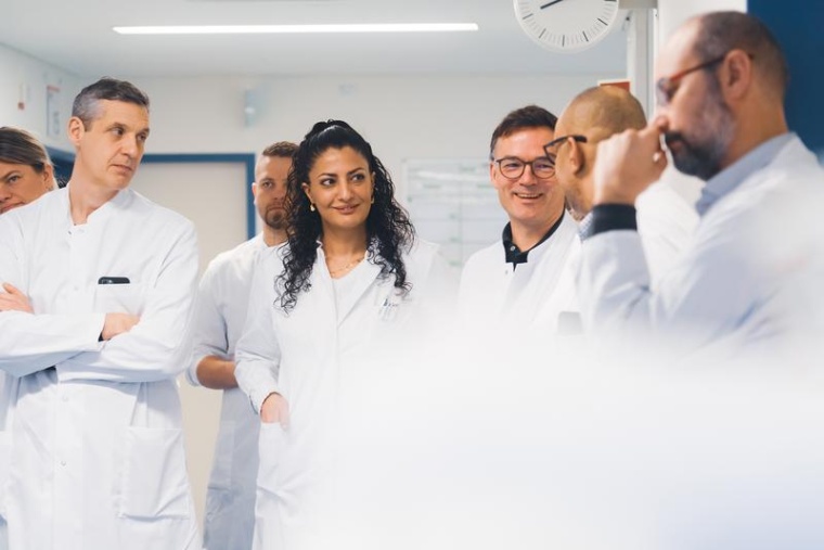Dr. Ezin Deniz im Kreise ihrer meist männlichen Kollegen. Foto: Anna Junge,...