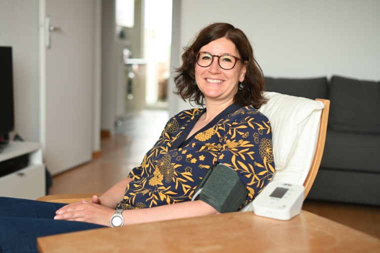 Mit Sensoren ausgestattete Messgeräte übertragen die Gesundheitswerte der...