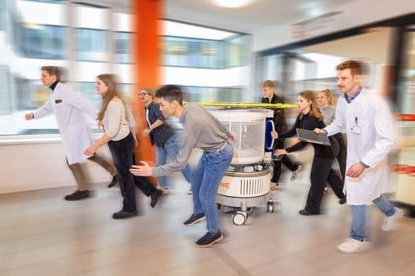 Dr. Tobias Bauer (vorne rechts), PD Dr. med. Theodor Rüber (hinten links) und...