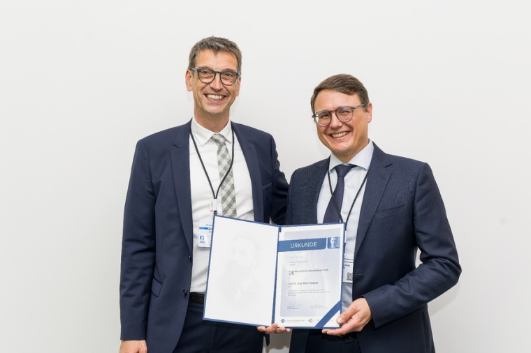 Wachsmann-Preisträger Prof. Dr. med. Timm Denecke (r.) zusammen mit...