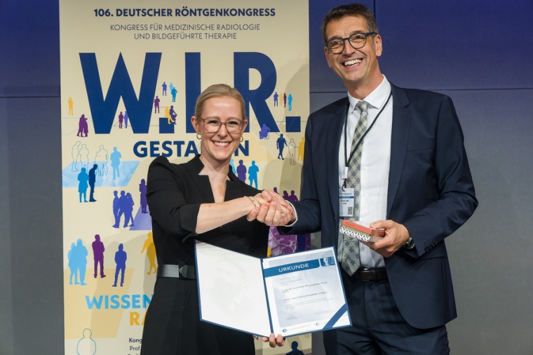 Wachsmann-Preisträgerin PD. Dr. med. Katharina Müller-Peltzer (l.) zusammen...