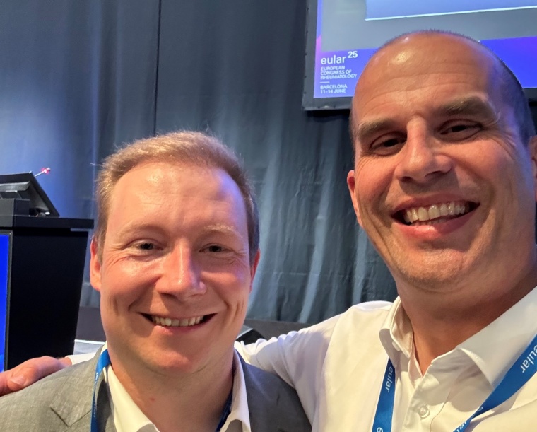 Die Würzburger Rheumatologen Patrick-Pascal Strunz (links) und Marc Schmalzing...