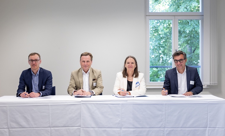 Unterzeichnung der Absichtserklärung (v.l.n.r.): Hendrik Woithe (Kanzler der...
