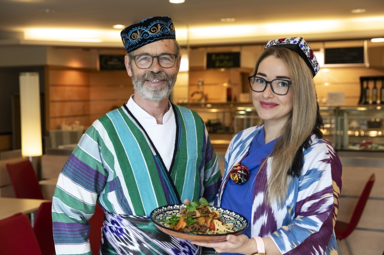 Yuliya Yusupova aus Usbekistan mit Küchenchef Michael Winne und Laghman Foto:...