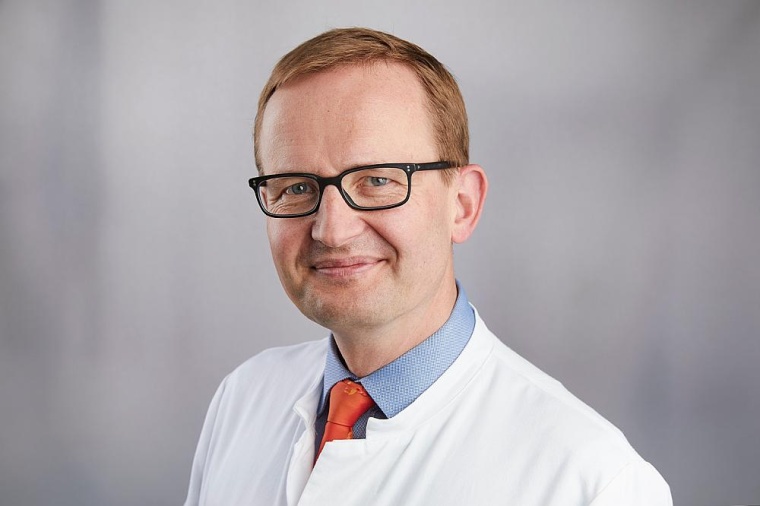 Prof. Dr. med. Bernd Schmidt, Chefarzt der Klinik für Innere Medizin –...
