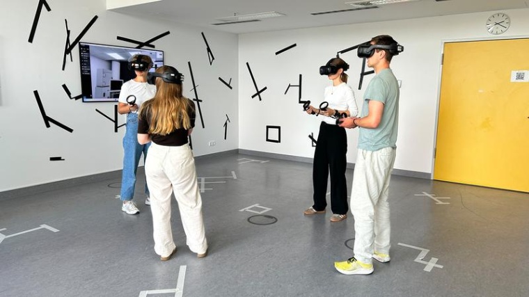 Medizinstudierende trainieren im virtuellen Schockraum die Notfallbehandlung...