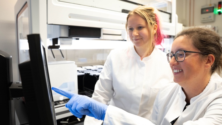 Die Wissenschaftlerin Ana Rita Brochado (rechts) und ihre Labormitarbeiterin...