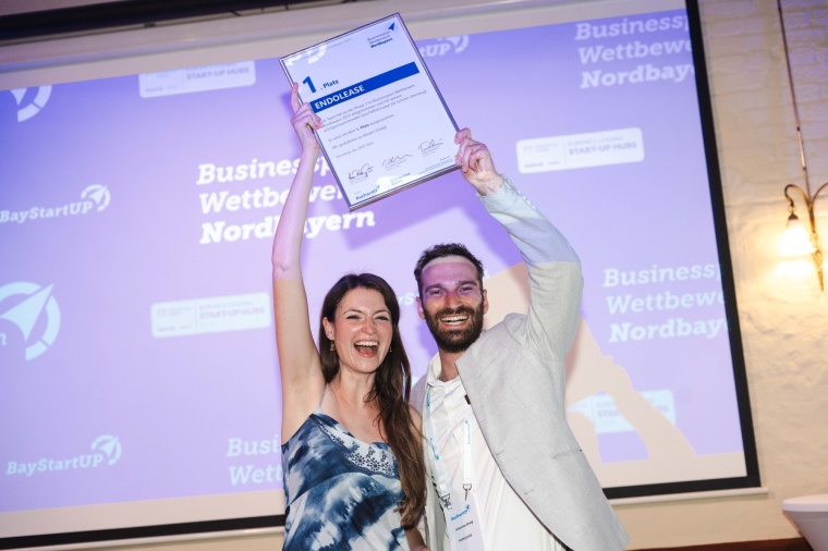 Anna Fleischer und Johannes Braig nehmen für das ENDOLEASE-Team die Urkunde...