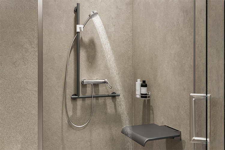 Für den barrierefreien Duschplatz wurden hier kombiniert: F4LT-Med...