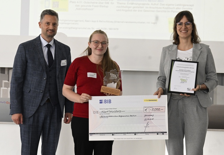 (v. l.): KGNW-Vizepräsident Sascha Klein mit Marie Riedesel und Dr. Manon...