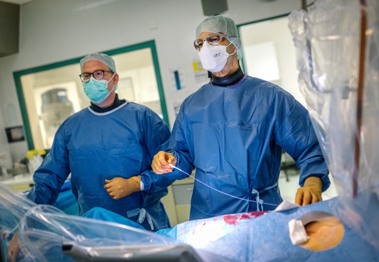 Klinikdirektor Prof. Dr. Georg Nickenig (r.) und Oberarzt Prof. Dr. Dr. Enzo...