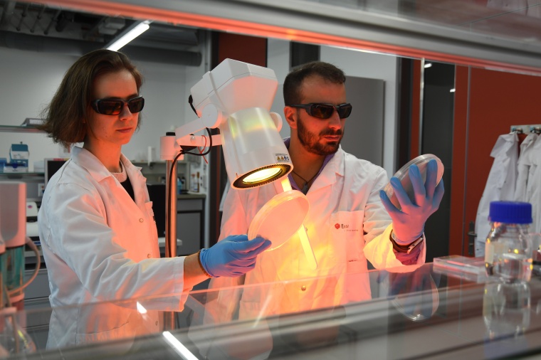 Mikrobenjäger: Die Empa-Forschenden Paula Bürgisser und Giacomo Reina vom...