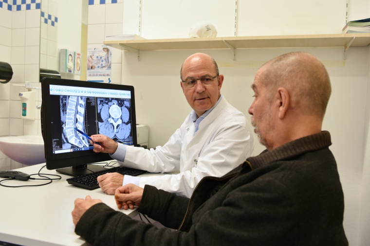 Prof. Martínez-Olivera im Gespräch mit einem Patienten nach erfolgreicher...