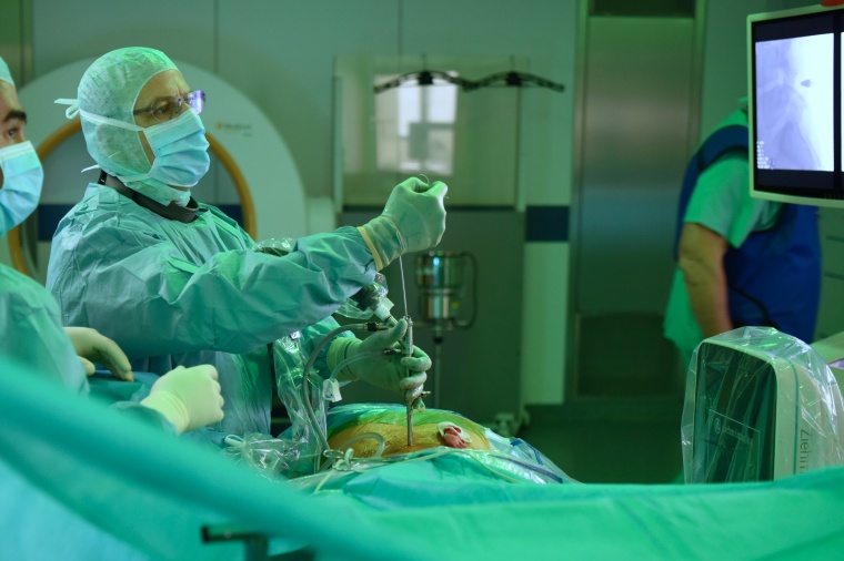 Bei einem endoskopischen Eingriff an der Wirbelsäule sieht der Neurochirurg...