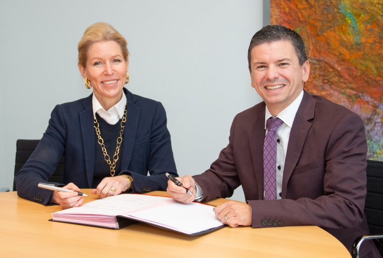 Vertragsunterzeichnung im HDZ NRW: Geschäftsführerin Dr. Karin Overlack und...