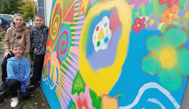 Hauptsache knallig - so haben Pete (hinten, l.), Tom (r.) und Cooper ihre...