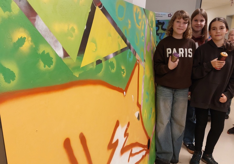 Gruppenbild mit Fuchs: Lene (v.l.), Geburtstagskind Phoebe und Meta erklären...