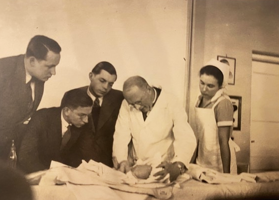 Lehrszene aus der Kinderklinik. Prof. Dr. Hans Rietschel, der 1927 als...