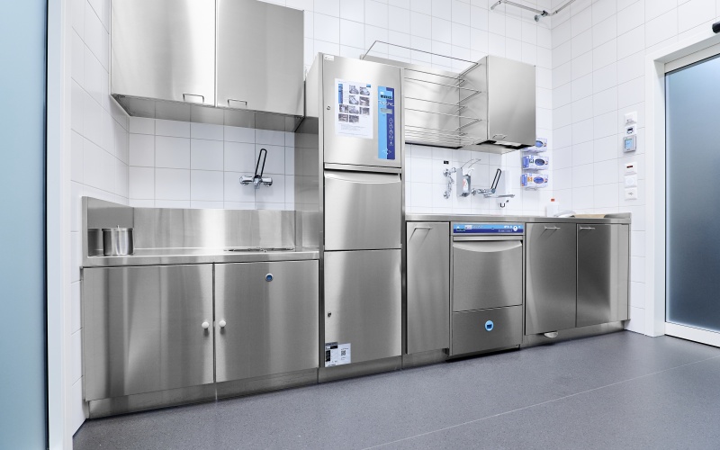 Gut geplanter Pflegearbeitsraum mit Meiko Technik