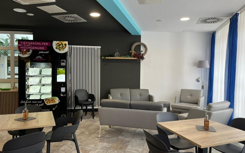Einladend und gemütlich: die neue Cafeteria im Saale-Krankenhaus