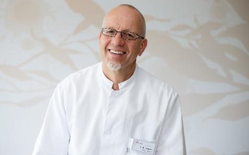 Innere Medizin und Geriatrie – Stefan Winkelmann
Stefan Winkelmann leitet...