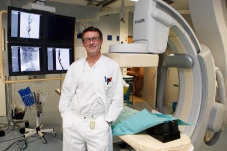 Dr. Harald Sahl, Städtisches Klinikum Braunschweig, vor dem neuen...