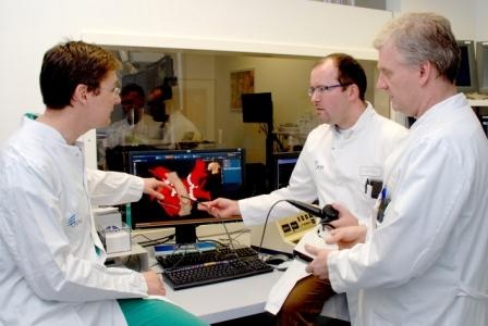Prof. Dr. med. Klaus Tiemann (Leiter des Bereichs Kardiovaskuläre Bildgebung),...