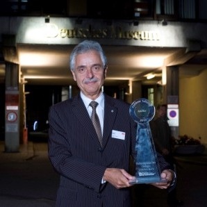 Eberhard Karle, Director Sales von Astellas, mit der Auszeichnung vor dem...