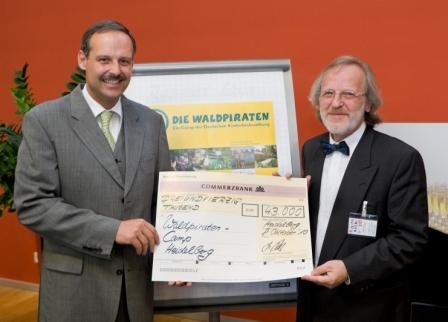 Scheckübergabe: Matthias Borst (links), Geschäftsführer der Becton Dickinson...