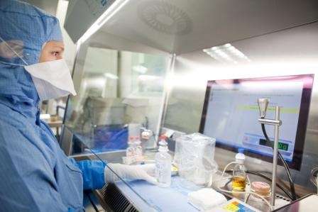 Zubereitung einer Infusionslösung in einem speziellen Labor von ZytoService...