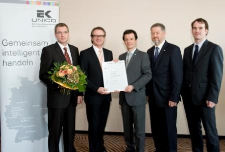 Janko Haft, Sprecher der EK-UNICO (mitte), übergab die Auszeichnung bei der...