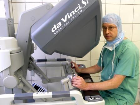An dieser Steuerkonsole wird Prof. Dr. Marc-Oliver Grimm. Direktor der Urologie...