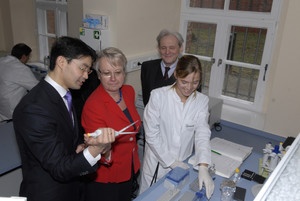 Wissenschaft zum Anfassen: Ministerin Schavan und Minister Rösler besichtigen...