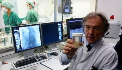 Professor Dr. Christoph A. Nienaber mit einer Gefäßstütze im neuen...